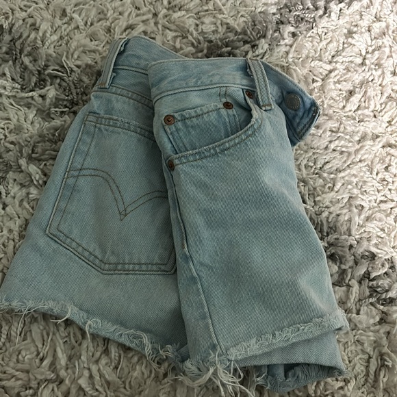 Levi’s barely worn wedgie short size 24. Too small won’t fit me anymore - Picture 4 of 6